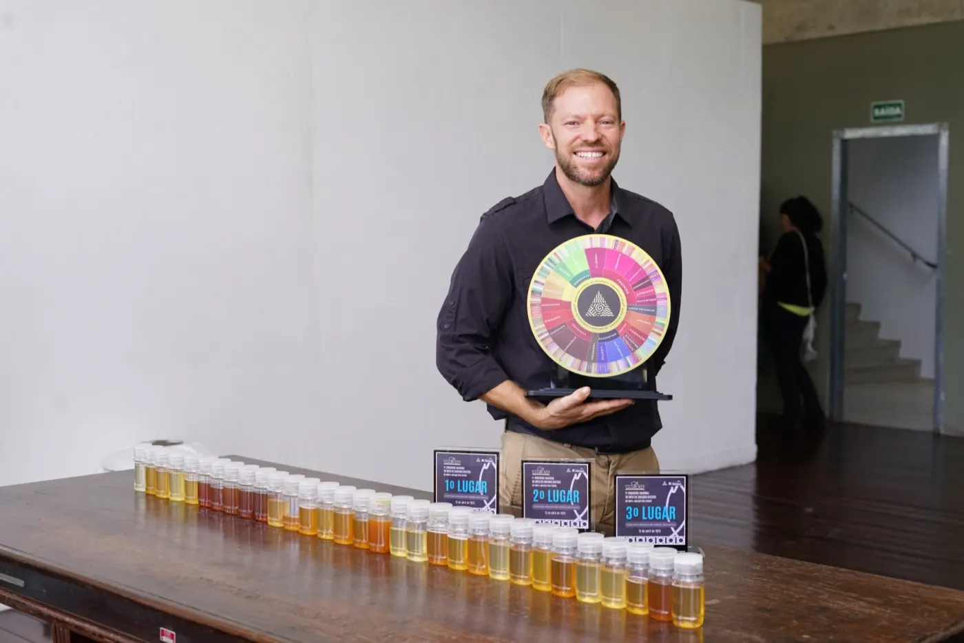 Vinícius Valente com a roda sensorial de aromas e sabores