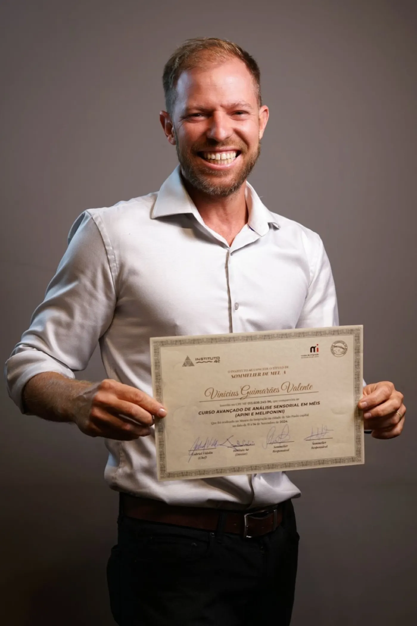 Vinícius Valente com o certificado de Sommelier de Méis do Brasil